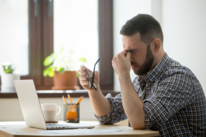 Não posso mais pagar o meu financiamento imobiliário: homem preocupado